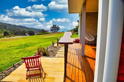 Dolphin Studio Apartment, 1a Ocean Street - Tourism Brisbane 1