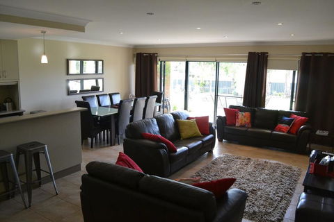 ELSINOR Townhouse 8 Mulwala - Tourism Brisbane 2