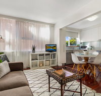 Enjoy Walking to the Beach From Bright Apartment - Brisbane Tourism