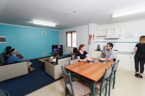 Erica Underwood House 6 Bedroom Flat - Brisbane Tourism 3