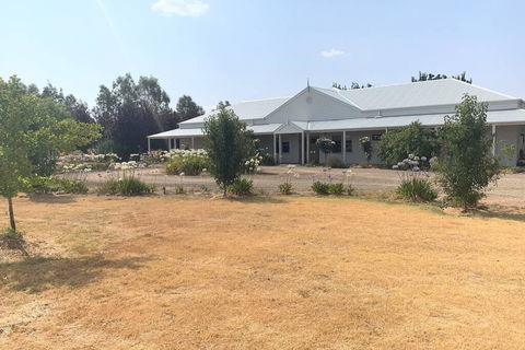 Farm House At The Gateway To The King Valley - Tourism Brisbane 2