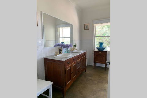 Farm House At The Gateway To The King Valley - Tourism Brisbane 1