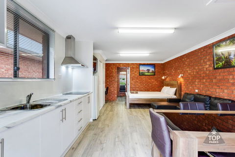 Fossicker Caravan Park - Tourism Brisbane 0