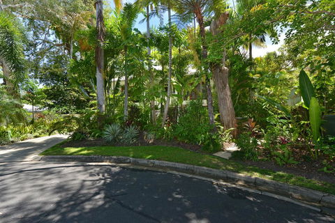 Frangipani Sur La Mer - Tourism Brisbane 1