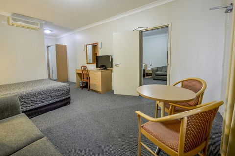 Golden Guitar Motor Inn - Tourism Brisbane 0