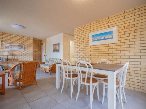 Golden Shores U7, 21 Landsborough Parade - Tourism Brisbane 3