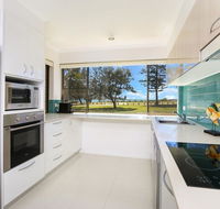 Golden Shores Unit 1 21 Landsborough Parade - Tourism Brisbane