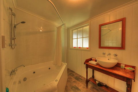 Grace's Spa Cottage - Brisbane Tourism 3