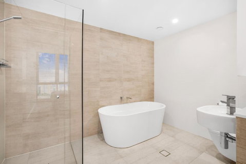 Grand Beach Views In 2-Bed Apartment With Balcony - Brisbane Tourism 2