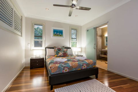 GRAND LUXURY MANSION WITH POOL, 2 BUGGIES AND FABULOUS OCEAN VIEWS - Brisbane 4u 1