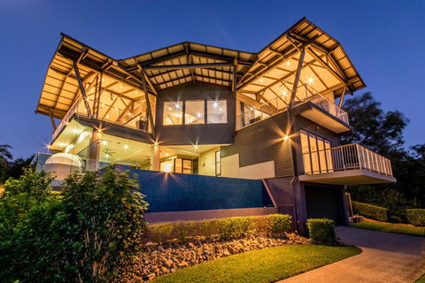 GRAND LUXURY MANSION WITH POOL, 2 BUGGIES AND FABULOUS OCEAN VIEWS - Brisbane 4u 0