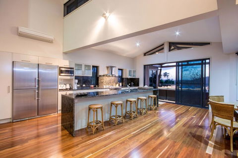 GRAND LUXURY MANSION WITH POOL, 2 BUGGIES AND FABULOUS OCEAN VIEWS - Brisbane 4u 3