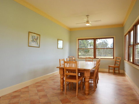 Grasmere Estate Homestead - Hear The Lions Roar From Nearby Hunter Valley Zoo - Brisbane Tourism 1