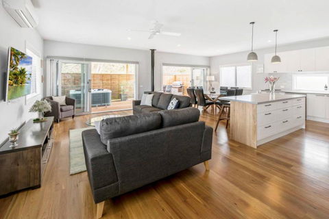 HALE KUPA Rye Beach House Spa Table Tennis - Brisbane 4u 0