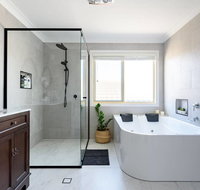 Hamptons Waterfront Getaway - Brisbane Tourism