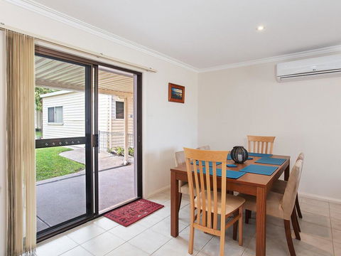 Happy Tails' , 55 Pantowora Street - Pet Friendly, Air Conditioned - Tourism Brisbane 2