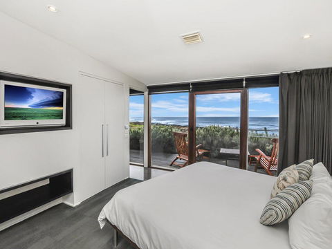 HEARN'S BEACHSIDE VILLA 1 - Brisbane Tourism 3