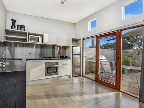 HEARN'S BEACHSIDE VILLA 1 - Brisbane Tourism 2