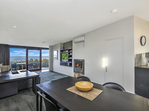 HEARN'S BEACHSIDE VILLA 1 - Brisbane Tourism 1