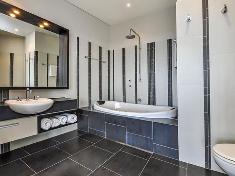 HEARN'S BEACHSIDE VILLA 3 - Tourism Brisbane 3