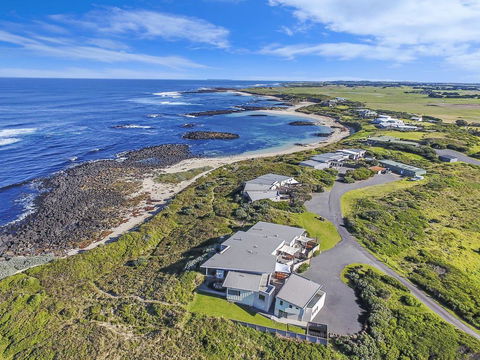 HEARN'S BEACHSIDE VILLA 3 - Tourism Brisbane 1