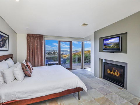 HEARN'S BEACHSIDE VILLA 4 - Tourism Brisbane 3