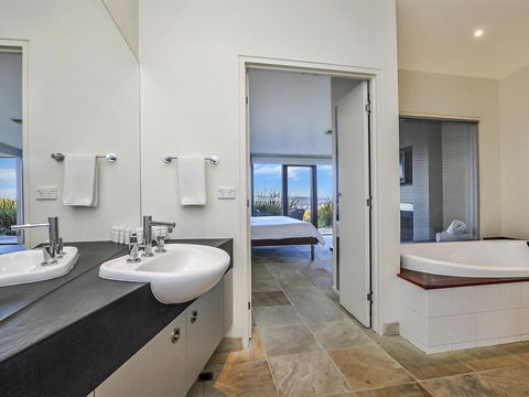 HEARN'S BEACHSIDE VILLA 4 - Tourism Brisbane 1