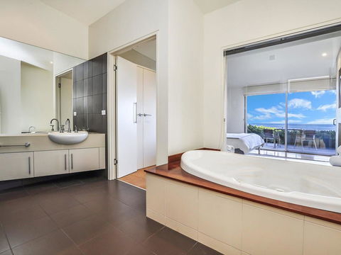 HEARN'S BEACHSIDE VILLA 7 - Tourism Brisbane 1