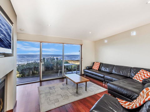 HEARN'S BEACHSIDE VILLA 8 - Tourism Brisbane 3