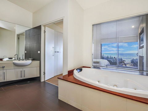 HEARN'S BEACHSIDE VILLA 8 - Tourism Brisbane 1