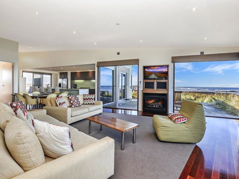 HEARN'S BEACHSIDE VILLA 9 - Tourism Brisbane 2