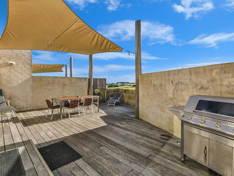 HEARN'S BEACHSIDE VILLA 9 - Tourism Brisbane 1