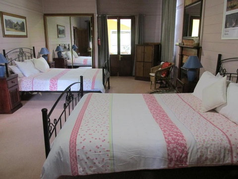 Henry's Cottage - Brisbane Tourism 0