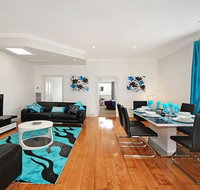 Hidden Gem in Cafe Strip Chadstone  King Bed - Tourism Brisbane
