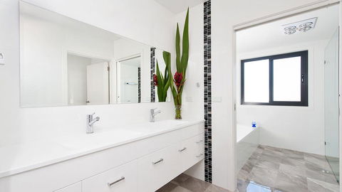 Hilltop Hideaway - Breathtaking Views, Moments To Beach! - Tourism Brisbane 3