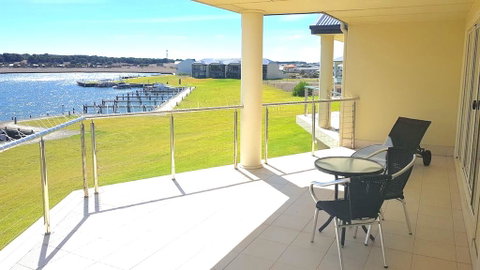 Island Waterfront Getaway - WiFi - Brisbane Tourism 0