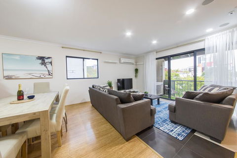 ISOLATION READY!! Super Size Me!! Top Location. Isolation Ready. Sanitised. Free CAT Bus, Pool, Gym And Everything At Your Finge - Tourism Brisbane 0