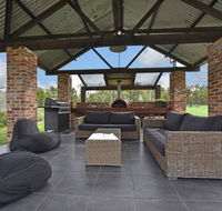 Kelman Cottage - tucked away with pool  native wildlife - Brisbane 4u