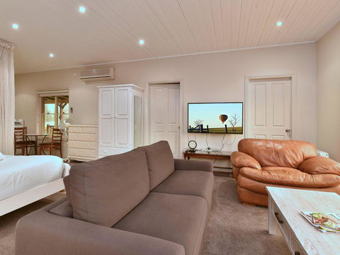 King I - You Can Honestly Walk To Bimbadgen And Hope Estate Concerts - Tourism Brisbane 2