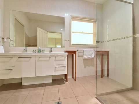 King Retreat Estate - You Can Honestly Walk To Bimbadgen And Hope Estate Concerts - Tourism Brisbane 3