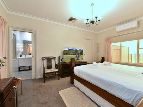 King Retreat Estate - You Can Honestly Walk To Bimbadgen And Hope Estate Concerts - Tourism Brisbane 2