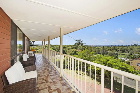 KINGSCLIFF HOLIDAY HOME ON THE HILL - SYD'S VIEW - Tourism Brisbane 3