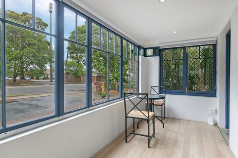 KOZYGURU ARNCLIFFE SYDNEY AIRPORT RENOVATED COTTAGE 3 BED HOUSE NAR232 - Brisbane 4u 2