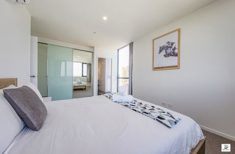 KOZYGURU BROADBEACH AMAZING VIEW 2 BED APT + FREE PARKING WALK TO BEACH QBR004 - Tourism Brisbane 2