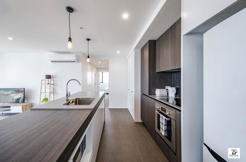 KOZYGURU BROADBEACH AMAZING VIEW 2 BED APT + FREE PARKING WALK TO BEACH QBR004 - Tourism Brisbane 3