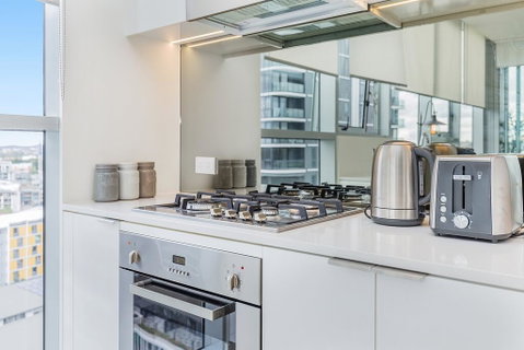 KOZYGURU NEWSTEAD DESIGNER 2 BED APT FREE PARKING POOL + GYM QNE088 - Brisbane Tourism 1