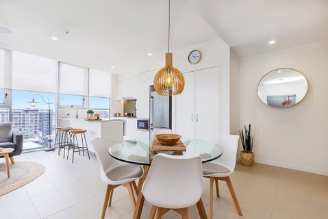 KOZYGURU NEWSTEAD DESIGNER 2 BED APT FREE PARKING POOL + GYM QNE088 - Brisbane Tourism 3