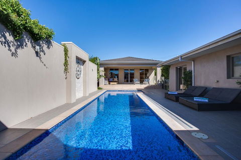 Kraimorie Large Family Beach House With Pool, Superb Water Views, Pool, And Games Room - Tourism Brisbane 1