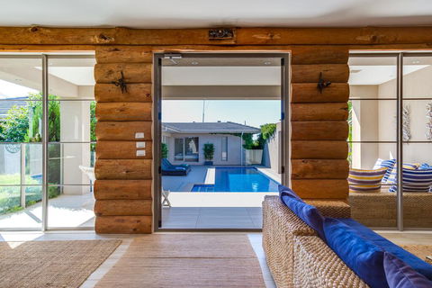 Kraimorie Large Family Beach House With Pool, Superb Water Views, Pool, And Games Room - Tourism Brisbane 3