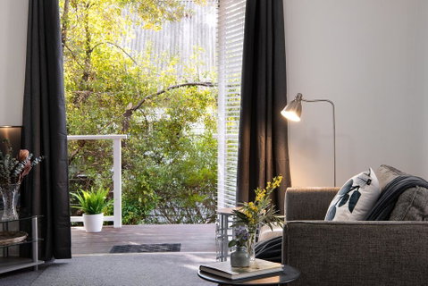 Lake Como Studio - Brisbane Tourism 1